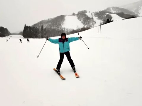 Foto-foto Keseruan Syahnaz Sadiqah Liburan di Jepang, Tak Disangka Ternyata Jago Main Ski!