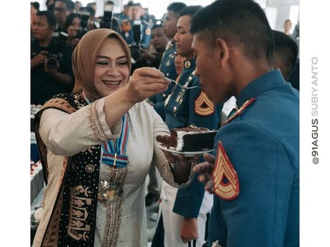 Anggun dan Cantik, Momen Istri Panglima Jenderal Agus Subiyanto jadi Ibu Kehormatan Taruna Akademi TNI