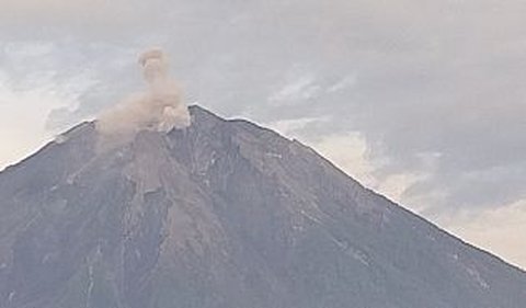 Gunung Semeru secara administrasi terletak di dua kabupaten yaitu Kabupaten Lumajang dan Kabupaten Malang, Jawa Timur.<br>