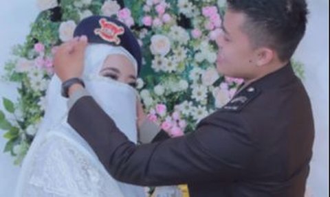 Kisah Perempuan Bercadar Dinikahi Bintara Polri, Hanya Bisa Berserah saat Ditinggal Tugas 'Saya Takut Kehilangannya'