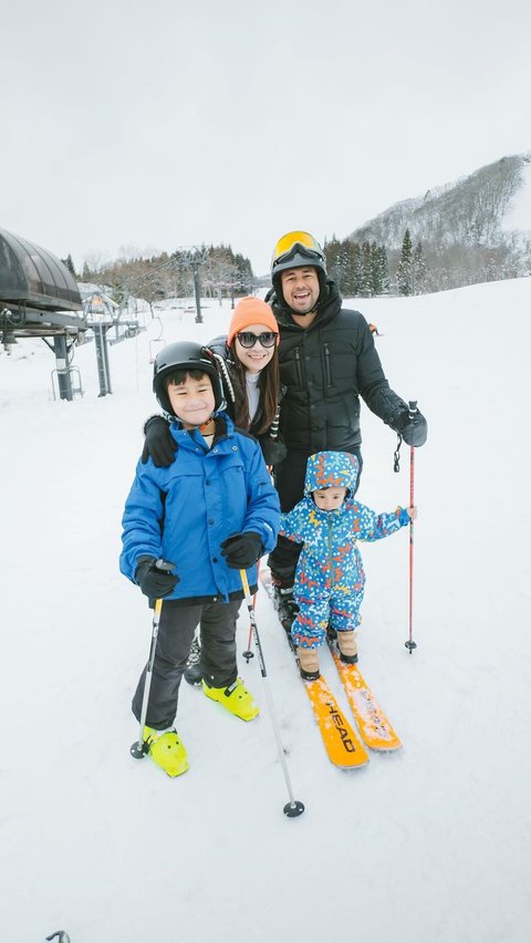 Potret Ganteng Rafathar Main Ski di Jepang, Netizen 'Pesona Tuan Muda Kayak Warlok'<br>