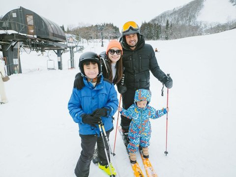 Potret Ganteng Rafathar Main Ski di Jepang, Netizen 'Pesona Tuan Muda Kayak Warlok'