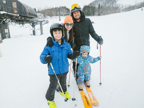 Potret Ganteng Rafathar Main Ski di Jepang, Netizen 'Pesona Tuan Muda Kayak Warlok'