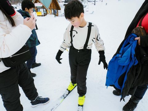 Potret Ganteng Rafathar Main Ski di Jepang, Netizen 'Pesona Tuan Muda Kayak Warlok'