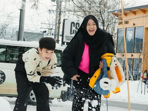 Potret Ganteng Rafathar Main Ski di Jepang, Netizen 'Pesona Tuan Muda Kayak Warlok'