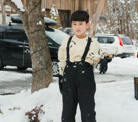 Potret Ganteng Rafathar Main Ski di Jepang, Netizen 'Pesona Tuan Muda Kayak Warlok'