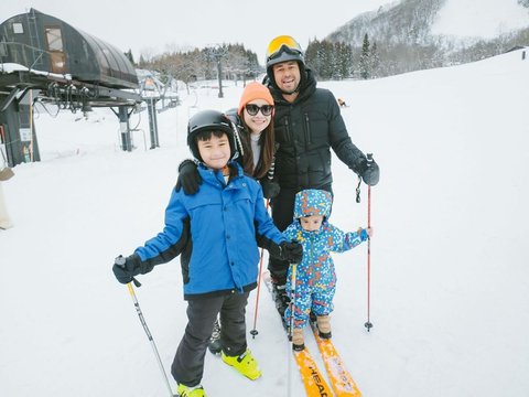 Potret Ganteng Rafathar Main Ski di Jepang, Netizen 'Pesona Tuan Muda Kayak Warlok'