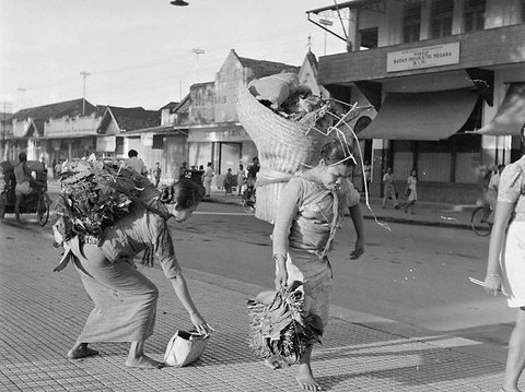 Potret Lawas Jalan Malioboro Jogja Tempo Dulu, Jalanan Lengang & Pakaian Modis jadi Sorotan