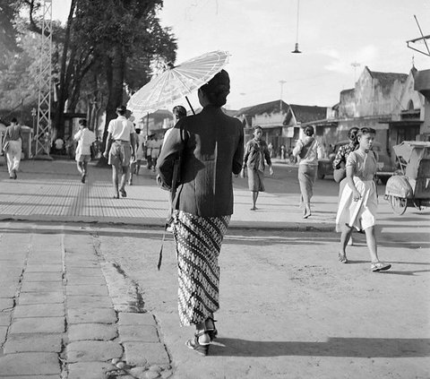 Potret Lawas Jalan Malioboro Jogja Tempo Dulu, Jalanan Lengang & Pakaian Modis jadi Sorotan