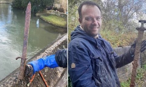 Sedang Mancing di Sungai, Nelayan Ini Temukan Pedang Viking Berusia 1.200 Tahun