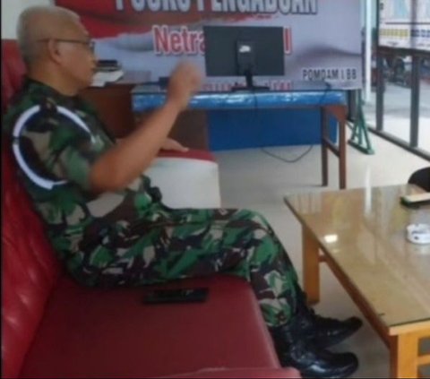 Anggota TNI Dikeroyok Brimob Satu Truk, Endingnya Mengejutkan