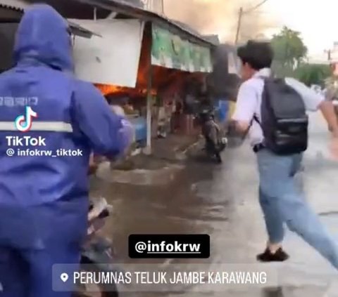 Aksi Pelajar Bantu Padamkan Api di Kios Milik Pedagang Sayuran di Karawang Ini Viral, Tuai Pujian