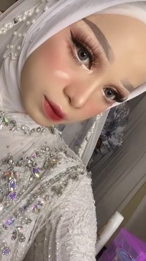 Rupanya Sumayyah ingin mengaplikasikan makeup ala Barbie Look di hari pernikahannya