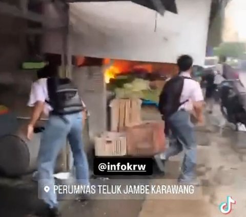 Aksi Pelajar Bantu Padamkan Api di Kios Milik Pedagang Sayuran di Karawang Ini Viral, Tuai Pujian