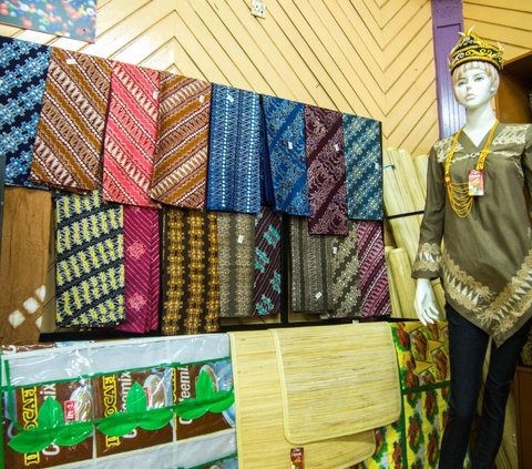 Kisah Ali Kembangkan Usaha Batik Hingga Mejeng di New York Fashion Week