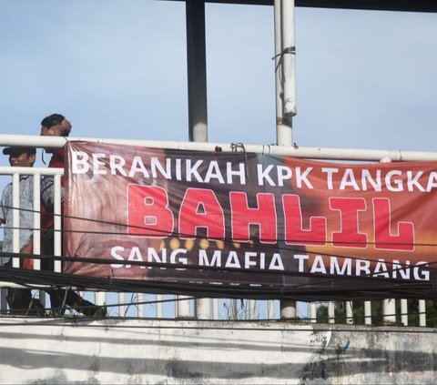 Spanduk berisi pengusutan tuntas KPK terhadap mafia tambang terlihat menghiasi di  sejumlah titik sudut di ibukota Jakarta, Rabu (6/3/2024). Foto: Istimewa