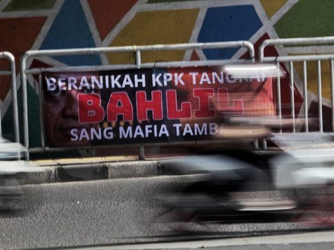 FOTO: Spanduk Menuntut KPK Berantas Mafia Tambang Bertebaran di Jakarta