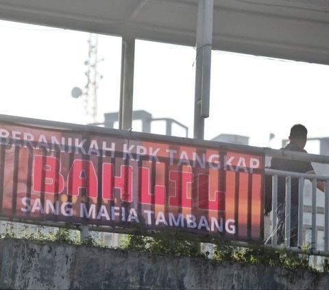 FOTO: Spanduk Menuntut KPK Berantas Mafia Tambang Bertebaran di Jakarta