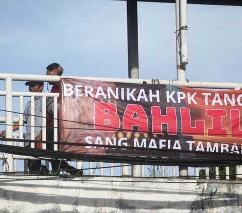 FOTO: Spanduk Menuntut KPK Berantas Mafia Tambang Bertebaran di Jakarta