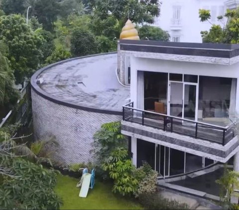 Portrait of Dr. Boyke's House, Unique Design, with a Golden Snail