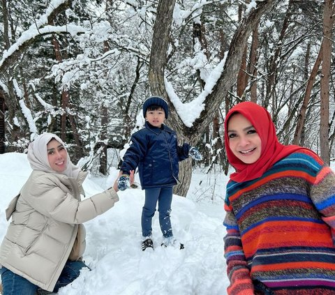 10 Potret Kebersamaan Mama Rieta dan Mama Amy di Jepang, Kompak Banget Bak Bestie!