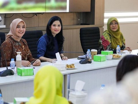 Portrait of Annisa Yudhoyono's First Meeting as Minister's Wife, Focused on Her Appearance