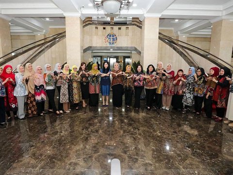 Portrait of Annisa Yudhoyono's First Meeting as Minister's Wife, Focused on Her Appearance