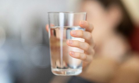 Apakah Banyak Minum Air Putih Bisa Mengatasi Masalah Kulit Kering?