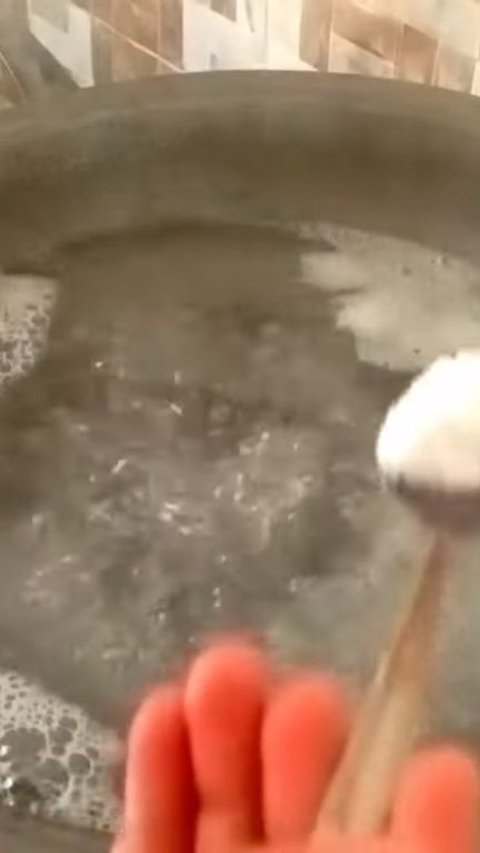 Tuang Garam dan Soda Kue ke dalam Rebusan Air
