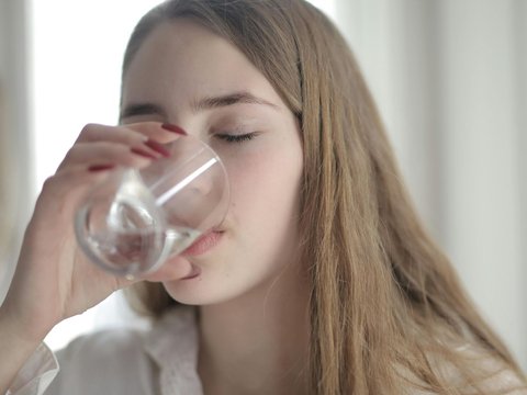 <b>Apakah Banyak Minum Air dapat Mengatasi Masalah Kulit Kering</b><br>