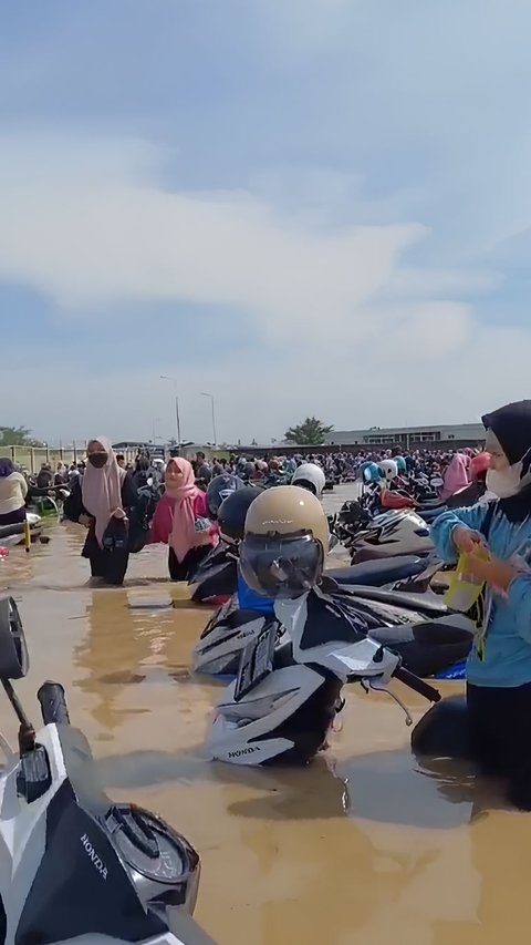 Potret Pabrik Cirebon Timur Terendam Banjir Besar, Seluruh Motor Karyawan Terendam hingga Viral di Media Sosial