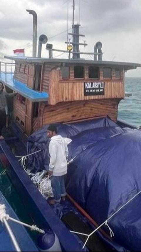 Kapal Penyelundup Kain dan Sepatu Bekas Digerebek di Perairan Batam