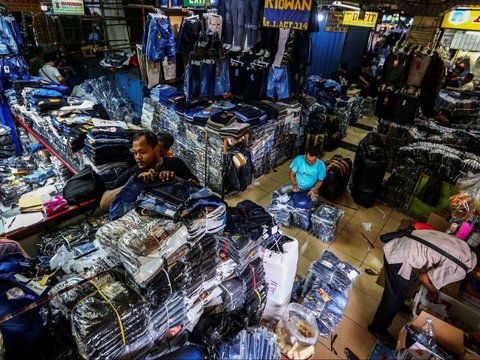 FOTO: Jelang Ramadan, Para Reseller Mulai Borong Baju Muslim di Pasar Grosir Jakarta
