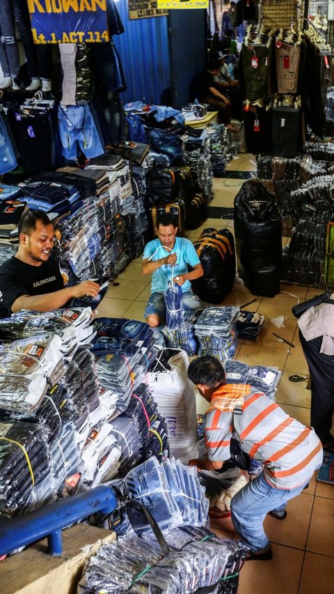 FOTO: Jelang Ramadan, Para Reseller Mulai Borong Baju Muslim di Pasar Grosir Jakarta