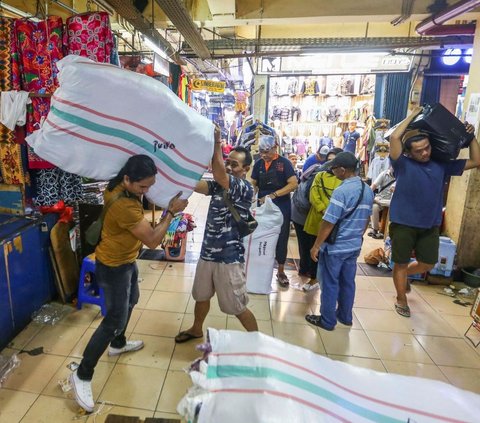 FOTO: Jelang Ramadan, Para Reseller Mulai Borong Baju Muslim di Pasar Grosir Jakarta