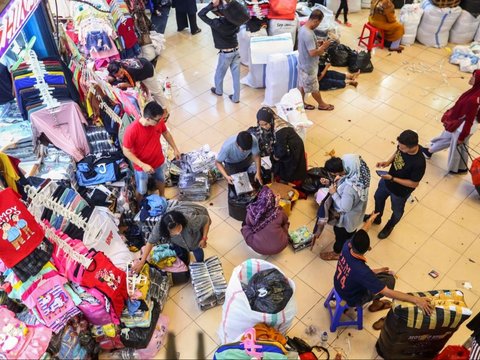 FOTO: Jelang Ramadan, Para Reseller Mulai Borong Baju Muslim di Pasar Grosir Jakarta