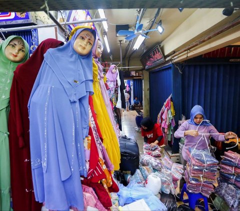 FOTO: Jelang Ramadan, Para Reseller Mulai Borong Baju Muslim di Pasar Grosir Jakarta