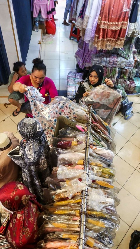 Pembeli memilih pakaian muslim wanita yang ditawarkan pedagang di Pasar Cipulir, Jakarta Selatan, Rabu (6/3/2024). Foto: Liputan6.com / Angga Yuniar