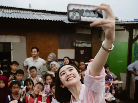 Potret Febby Rastanty Rayakan Ultah ke-28 Bersama Anak-anak di Kampung Pemulung, Bikin Terenyuh