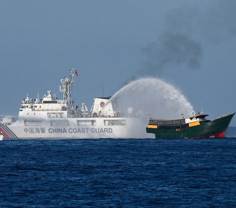 Kapal China Coast Guard (kiri) menyerang kapal Filipina Unaizah May 4 dengan tembakan periam air di Laut Cina Selatan, 5 Maret 2024. Filipina murka atas tindakan agresif berulang kali yang dilakukan pasukan China Coast Guar atau Penjaga Pantai China di Laut China Selatan. AFP/Jam Sta Rosa