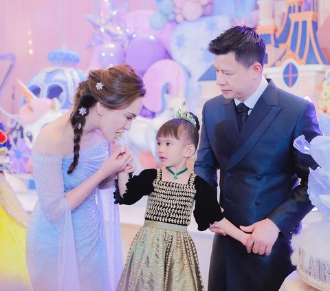 Appearance of Rp12 Million Doll, Birthday Gift for Shandy Aulia's Daughter