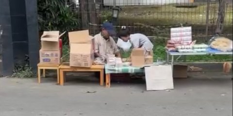 Temani Kakek Jualan Gulali dan Jajan, Respons Polos Anak Kecil Ini saat Dagangannya Diborong Curi Perhatian