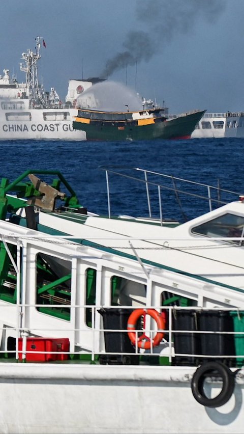 Terbaru, Filipina menuding kapal-kapal China Coast Guard menembakkan meriam air dan memblokade kapal yang sedang menjalankan misi pasokan di Second Thomas Shoal yang disengketakan. AFP/Jam Sta Rosa
