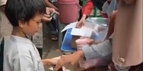 Temani Kakek Jualan Gulali dan Jajan, Respons Polos Anak Kecil Ini saat Dagangannya Diborong Curi Perhatian