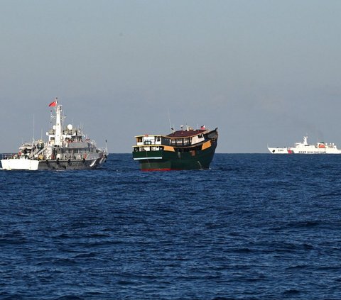 FOTO: Panas! Ini Momen Kapal China Serang dan Blokade Kapal Filipina di Laut China Selatan