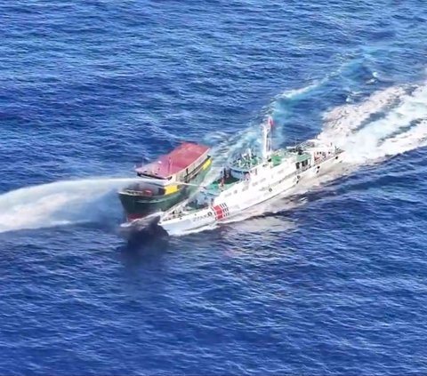 FOTO: Panas! Ini Momen Kapal China Serang dan Blokade Kapal Filipina di Laut China Selatan