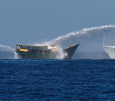 FOTO: Panas! Ini Momen Kapal China Serang dan Blokade Kapal Filipina di Laut China Selatan