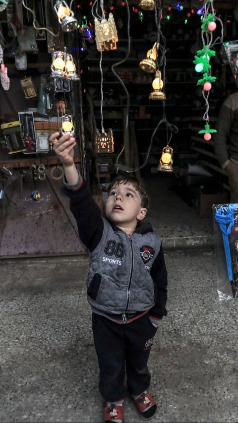 FOTO: Potret Warga Jalur Gaza Menyambut Ramadan di Tengah Kengerian Perang
