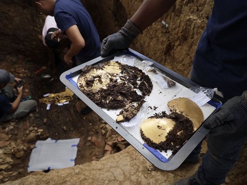 Stacks of Priceless Gold Artifacts Found in 1300-Year-Old Ancient Tomb