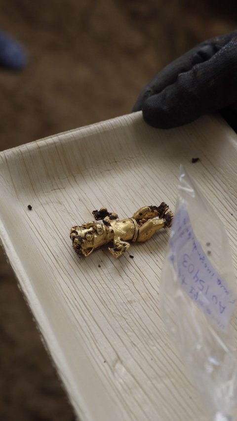 Stacks of Priceless Gold Artifacts Found in 1300-Year-Old Ancient Tomb